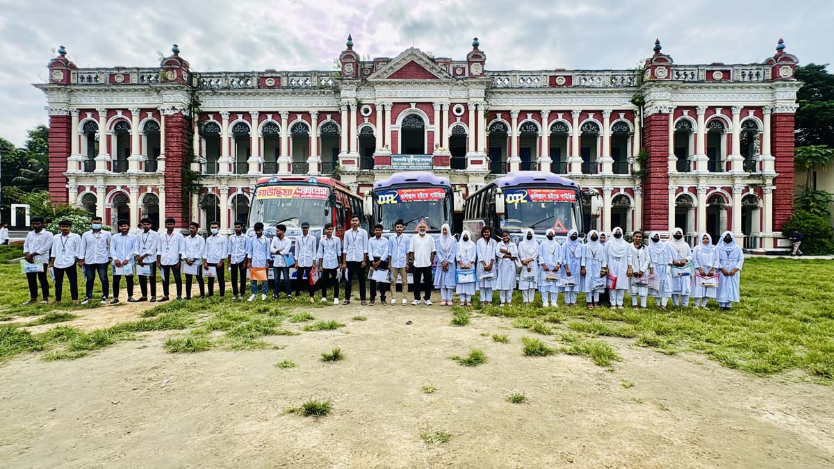 রূপগঞ্জের মুড়াপাড়া সরকারি বিশ্ববিদ্যালয় কলেজের এইচএসসি পরীক্ষার্থীরা। ছবি- রূপালী বাংলাদেশ