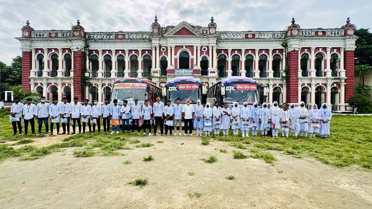 রূপগঞ্জের মুড়াপাড়া সরকারি বিশ্ববিদ্যালয় কলেজের এইচএসসি পরীক্ষার্থীরা। ছবি- রূপালী বাংলাদেশ