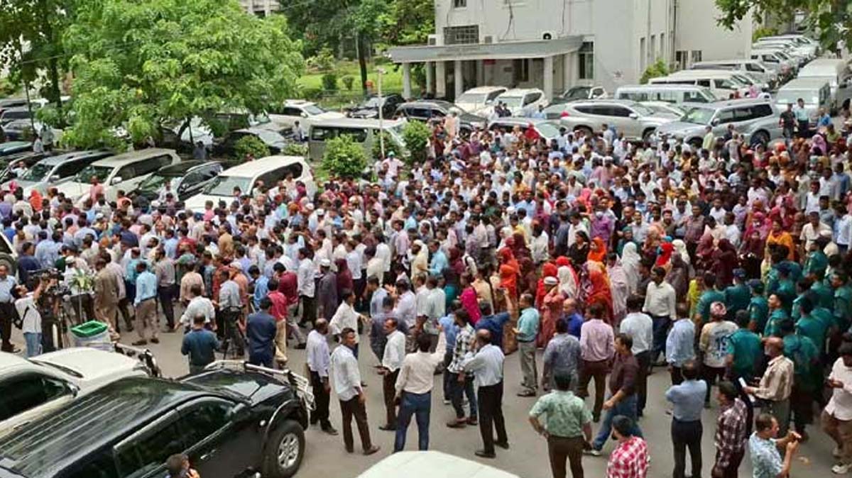 সরকারি চাকরি অধ্যাদেশ বাতিলের দাবিতে সচিবালয়ে বিক্ষোভ শুরু করেছেন কর্মচারীরা।        ছবি- সংগৃহীত
