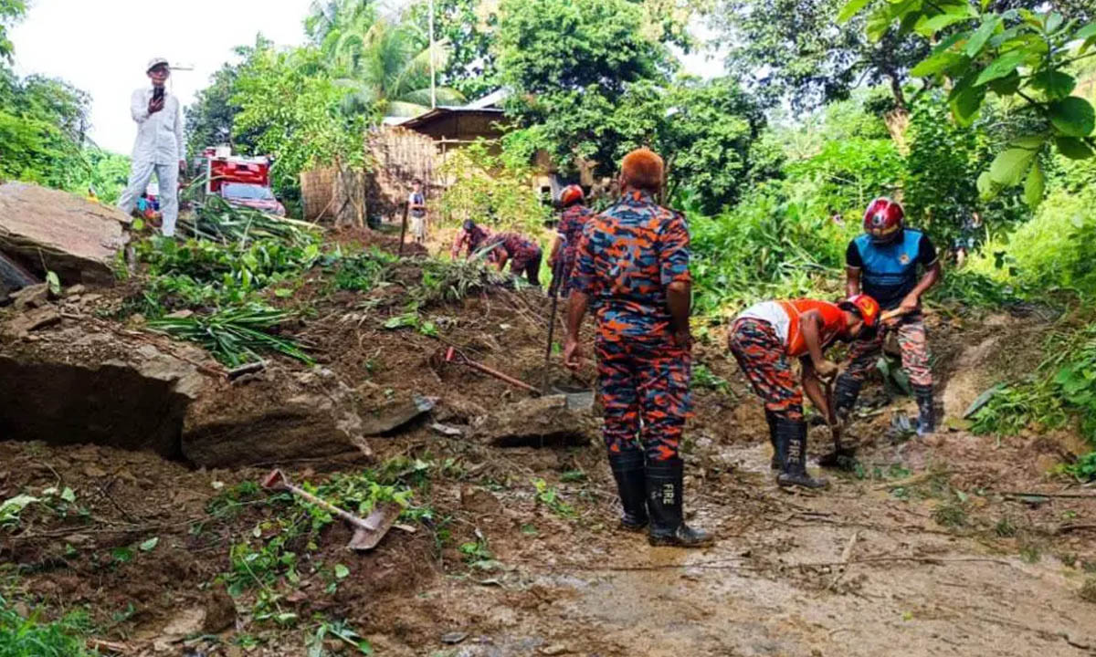 রাস্তা থেকে মাটি সরানোর কাজ শুরু করেছেন ফায়ার সার্ভিসের কর্মীরা।    ছবি- সংগৃহীত
