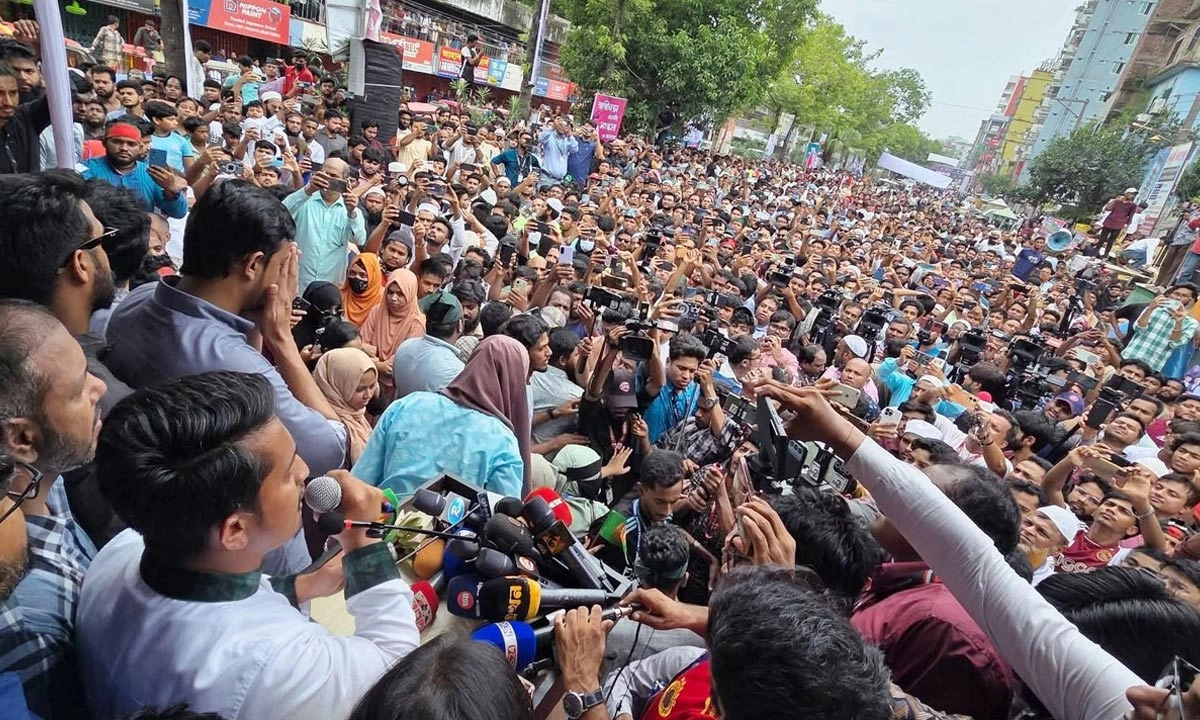 মুন্সীগঞ্জ শহরের কৃষি ব্যাংক মোড়ে বক্তব্য দেন এনসিপির উত্তরাঞ্চলের মুখ্য সংগঠক সারজিস আলম। ছবি- সংগৃহীত