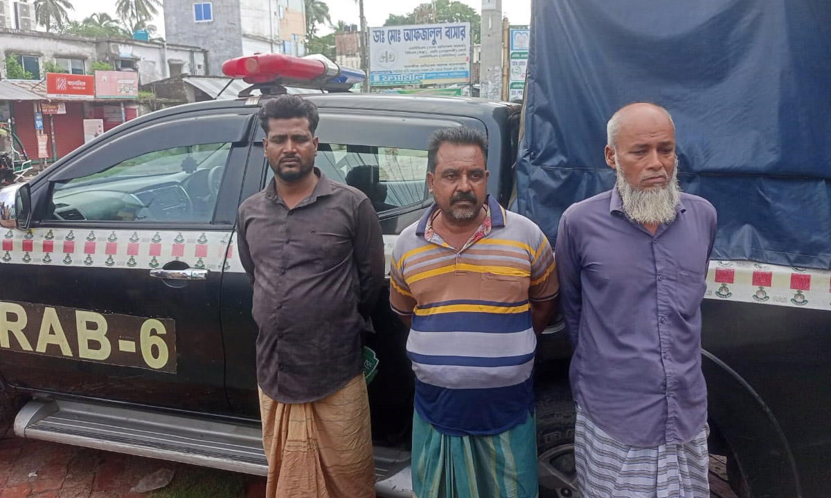 র‌্যাবের হাতে আটক মাদক চোরাকারবারি।    ছবি- রূপালী বাংলাদেশ