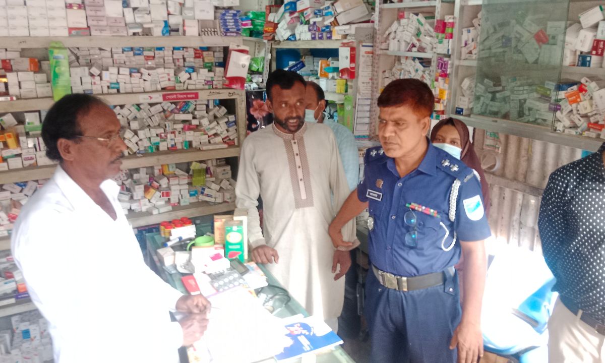 ভুয়া চিকিৎসক গোলাপের ফার্মেসিতে অভিযান প্রশাসনের। ছবি- রূপালী বাংলাদেশ