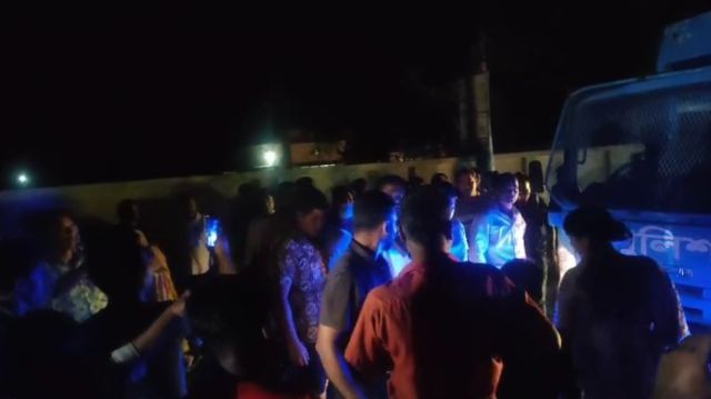 নিষিদ্ধ ছাত্রলীগের নেতা-কর্মী ও গ্রেপ্তার পরিবারের সদস্যদের থানা ঘেরাওয়ের চেষ্টা ও হট্টগোল চলাকালে পরিস্থিতি নিয়ন্ত্রণে নিতে কাজ করে পুলিশ। ছবি- রূপালী বাংলাদেশ