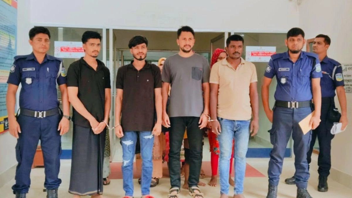 শেরপুরে নারী ও শিশুসহ ১১ বাংলাদেশি নাগরিক আটক। ছবি-রূপালী বাংলাদেশ