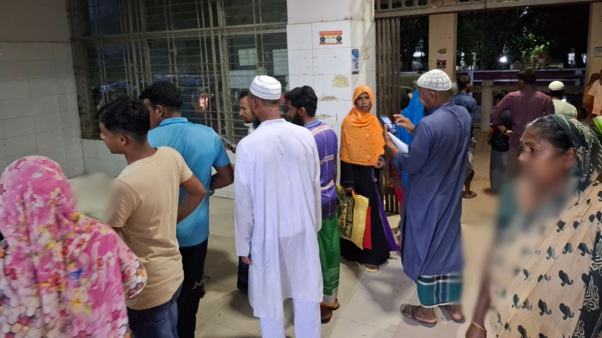 নিহতদের দেখতে হাসপাতালে ভীড় করছেন স্বজনরা। ছবি- রূপালী বাংলাদেশ