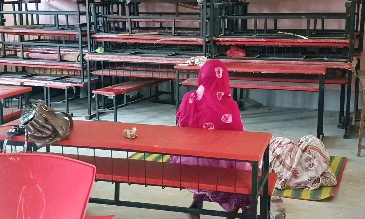 গড়জরিপা উত্তরপূর্বপাড়া সরকারি প্রাথমিক বিদ্যালয়ে ঘুমিয়ে আছেন শিক্ষিকা। ছবি- রূপালী বাংলাদেশ