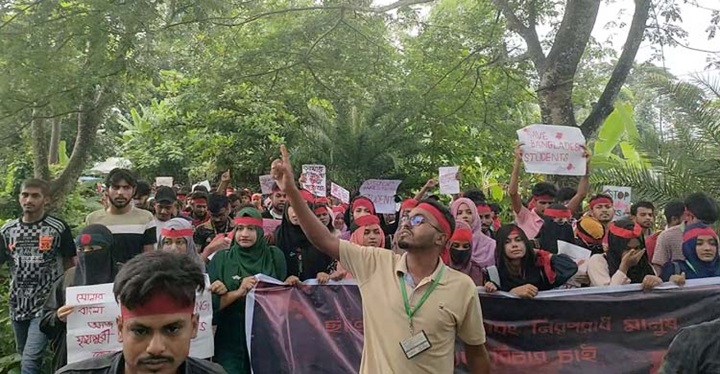 শরীয়তপুরে শিক্ষার্থীদের বিক্ষোভ কর্মসূচি পালন