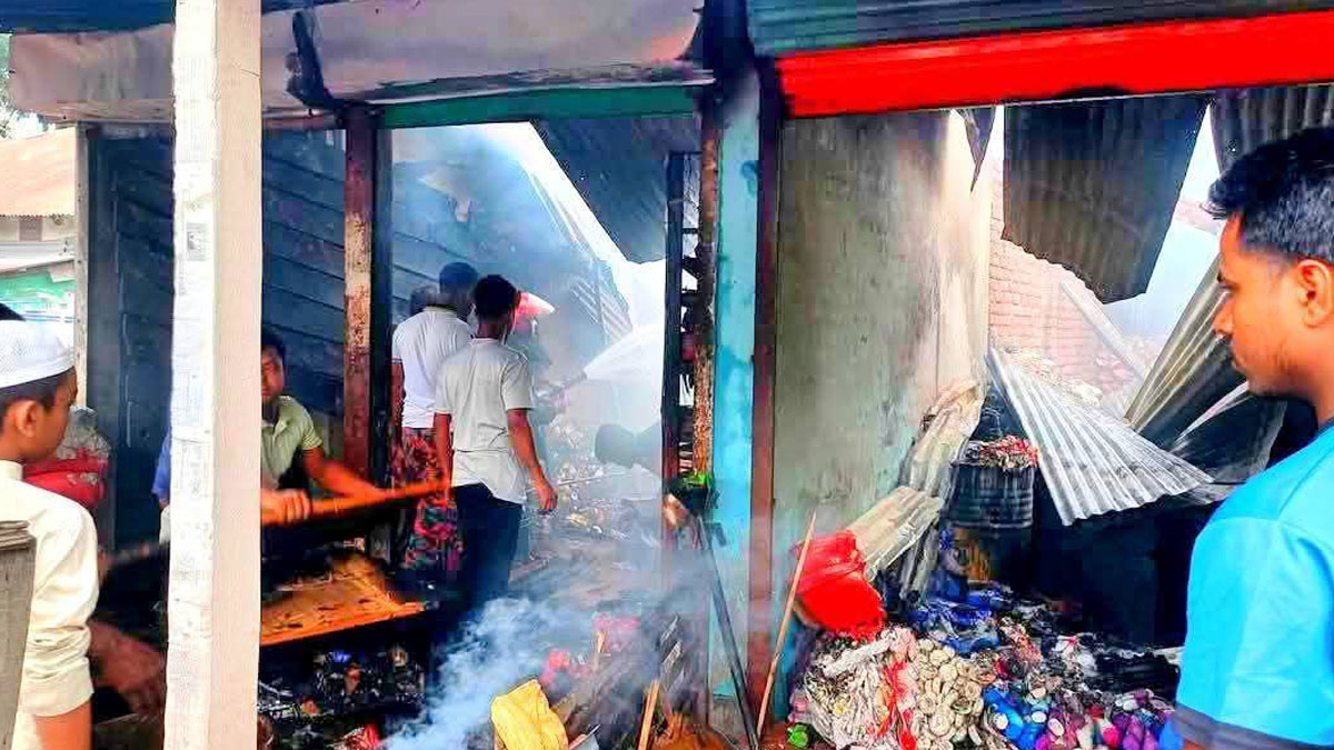শ্রীবরদী উপজেলার ঝগড়ারচর বাজারে ভয়াবহ অগ্নিকাণ্ড। ছবি- রূপালী বাংলাদেশ
