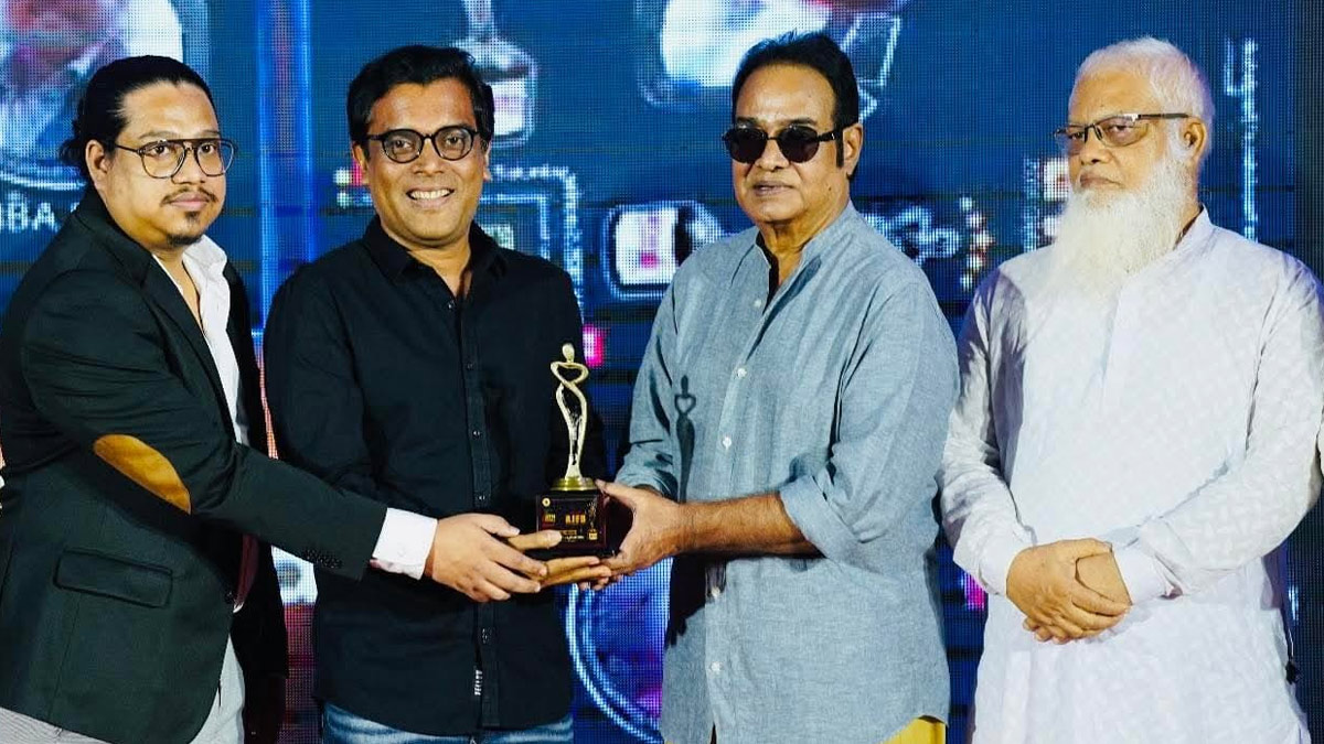 এজেএফবি অ্যাওয়ার্ড-২০২৫-এ পুরস্কার গ্রহণ করছেন শিপুল সৈয়দ।  ছবি - সংগৃহীত
