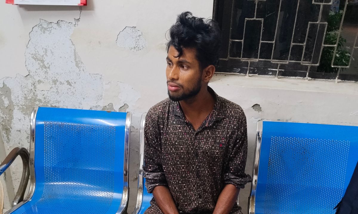 পুলিশের হাতে গ্রেপ্তার রাসেল মোল্লা। ছবি- রূপালী বাংলাদেশ