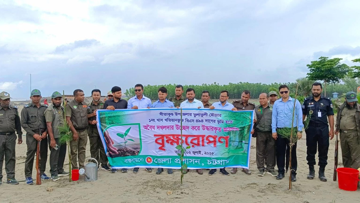 সীতাকুণ্ডে অবৈধ জাহাজভাঙা কারখানার স্থাপনা গুঁড়িয়ে দিয়ে গাছের চারা লাগানো হয়।  ছবি- রূপালী বাংলাদেশ