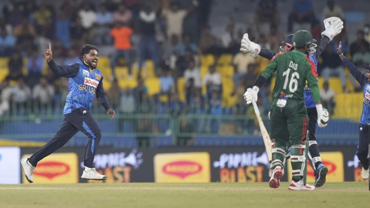 তৃতীয় ওয়ানডেতে খেলার সময় চোট পান হাসারাঙ্গা। ছবি- সংগৃহীত