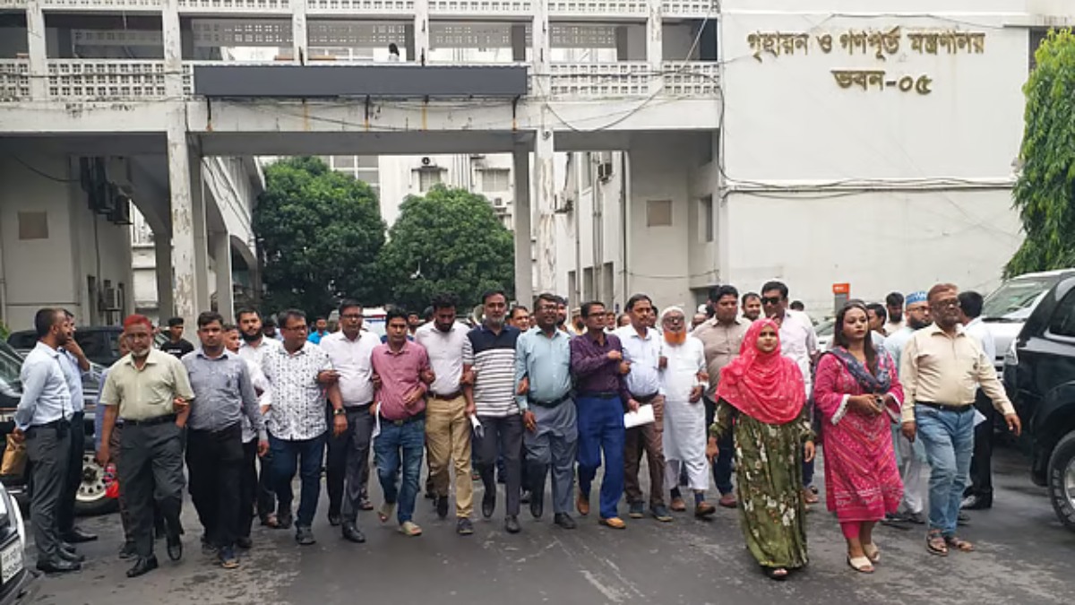 সচিবালয়ে বিক্ষোভ করেছেন আন্দোলনকারী কর্মচারীরা। ছবি: সংগৃহীত
