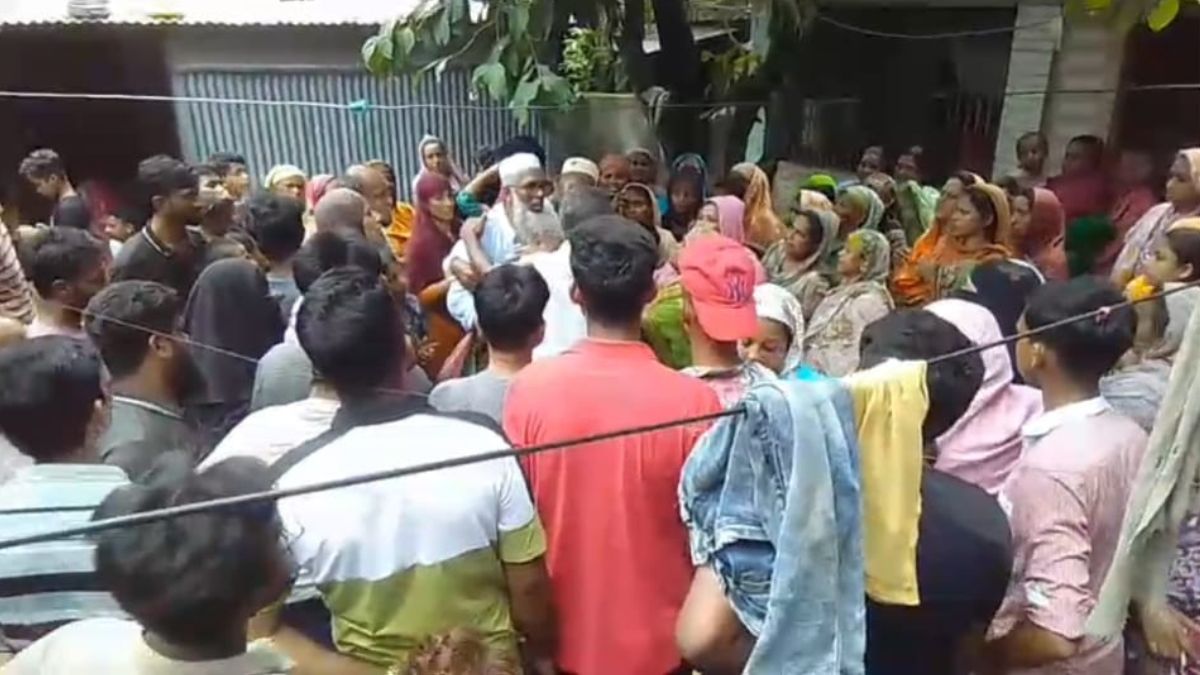 পানিতে ডুবে মারা যাওয়া ‍শিশুদের দেখতে ভিড় করেন এলাকাবাসী। ছবি-রূপালী বাংলাদেশ