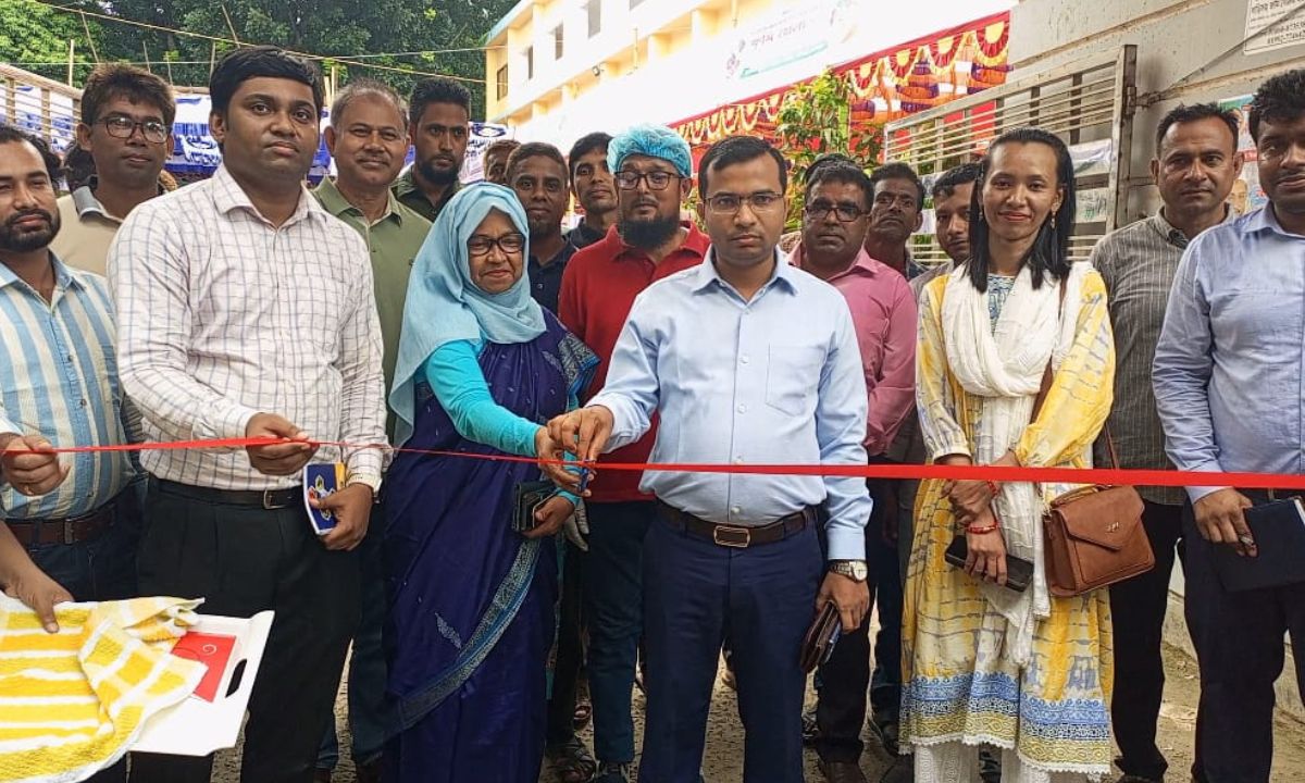 জামালপুরের সরিষাবাড়ীতে তিন দিনব্যাপী কৃষিমেলার উদ্বোধন করেন জামালপুর কৃষি সম্প্রসারণ অধিদপ্তরের উপপরিচালক জাকিয়া সুলতানা। ছবি- রূপালী বাংলাদেশ