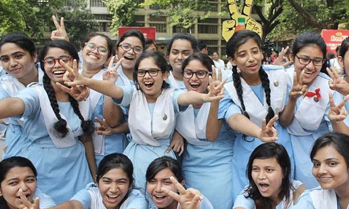 ফল প্রকাশের পর আনন্দিত শিক্ষার্থীরা।     ছবি- সংগৃহীত