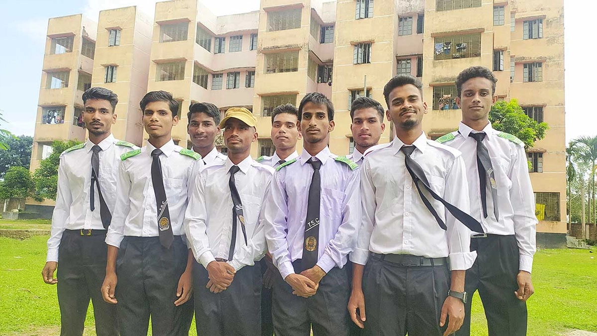আহছানিয়া মিশন শিশু নগরী’তে বেড়ে ওঠা ১২ অনাথ কিশোর।     ছবি- সংগৃহীত