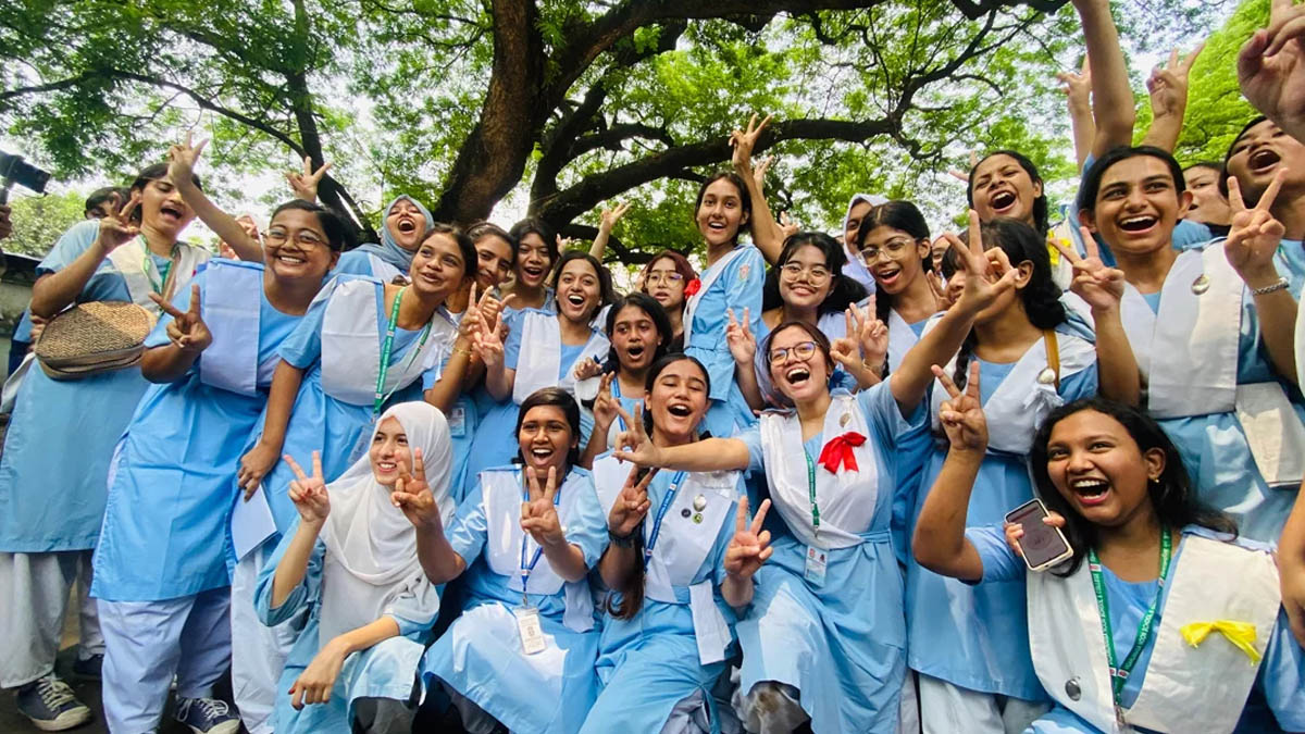 এসএসসির ফল প্রকাশের পর আনন্দে উদ্বেলিত শিক্ষার্থীরা।  ছবি- সংগৃহীত