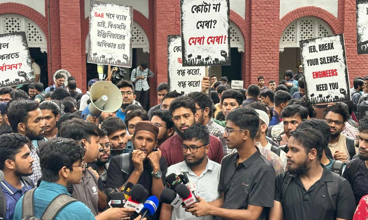 বুয়েটের রেজিষ্টার বিল্ডিংয়ের সামনে কথা বলছেন শিক্ষার্থীরা। ছবি- রূপালী বাংলাদেশ
