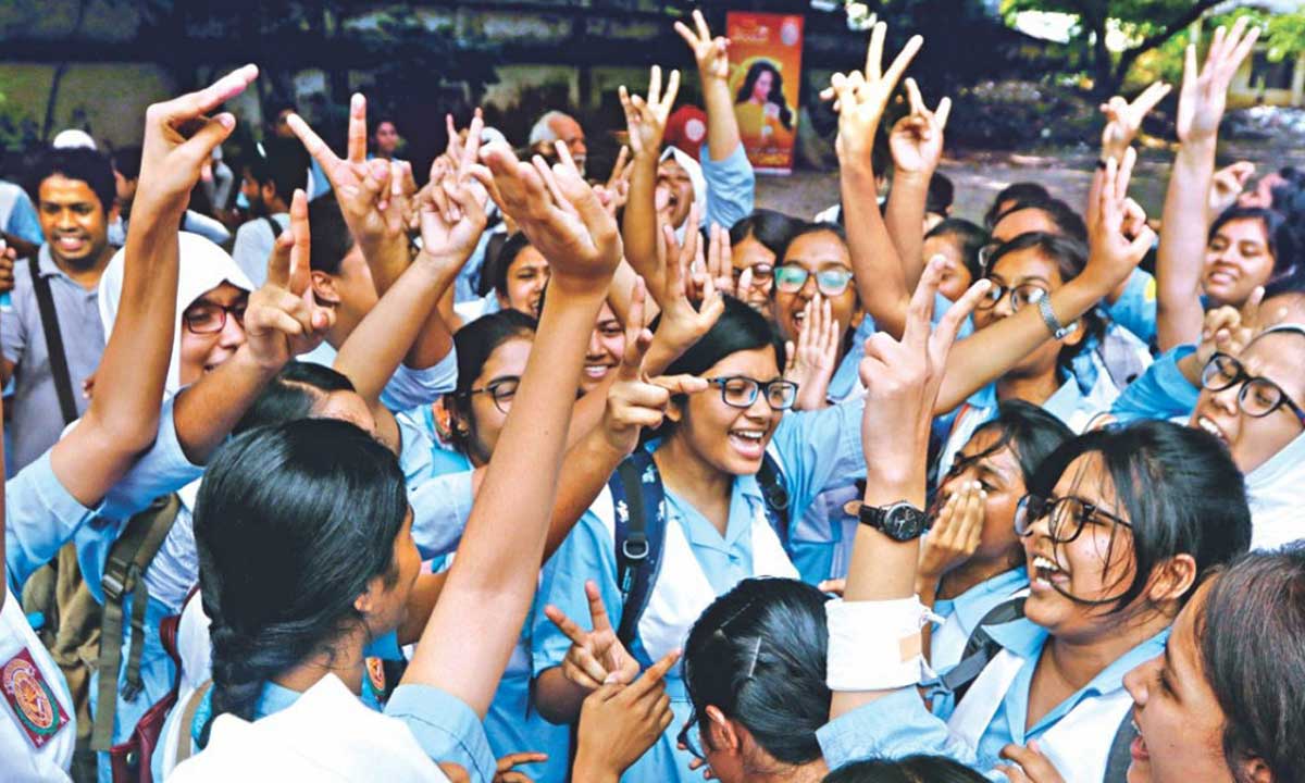 ফল প্রকাশের পর আনন্দিত পরীক্ষার্থীরা। ছবি- সংগৃহীত