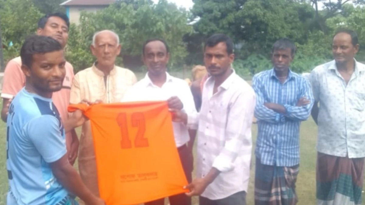 সুনামগঞ্জে ২২ জন খেলোয়াড়ের মাঝে জার্সি বিতরণ। ছবি-রূপালী বাংলাদেশ