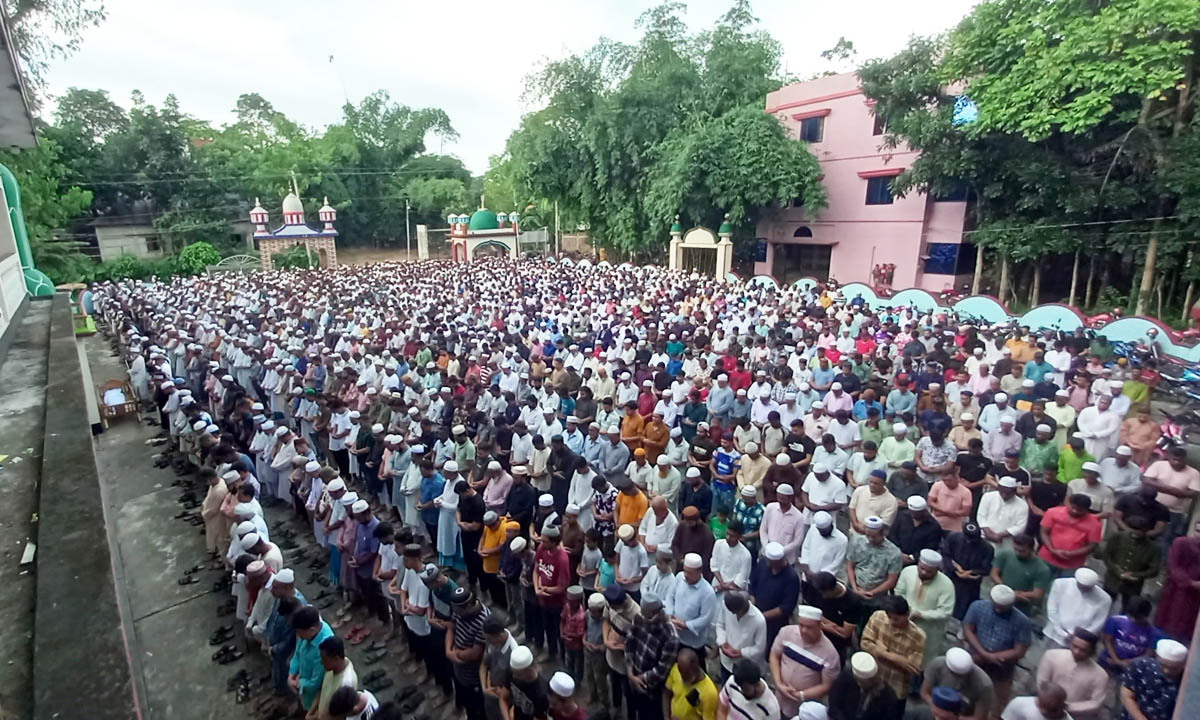 সিলেটে সাংবাদিক এটিএম তুরাবের জানাজা। ছবি- সংগৃহীত