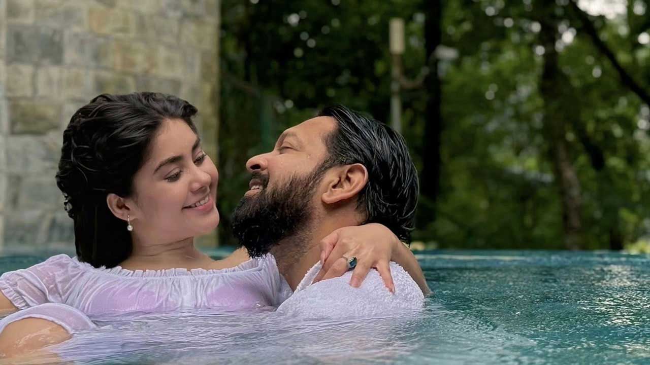 সুইমিংপুলে তাহসান খান ও  রোজা আহমেদ। ছবি- সংগৃহীত
