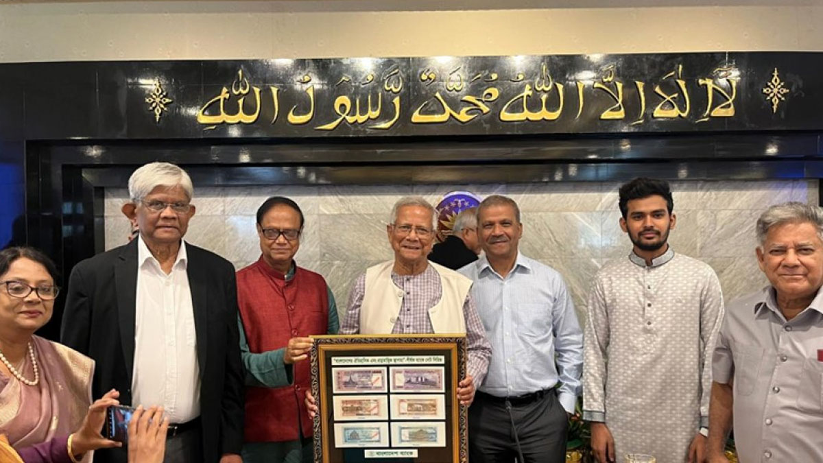 প্রধান উপদেষ্টার কাছে নতুন নোটের ছবি হস্তান্তর করেন গভর্নর আহসান এইচ মনসুর।  ছবি- সংগৃহীত