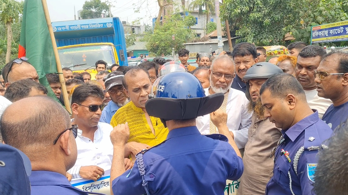 বাসাইলে বিএনপির কমিটি বাতিলের দাবিতে বিক্ষোভ মিছিল, পুলিশের বাঁধা