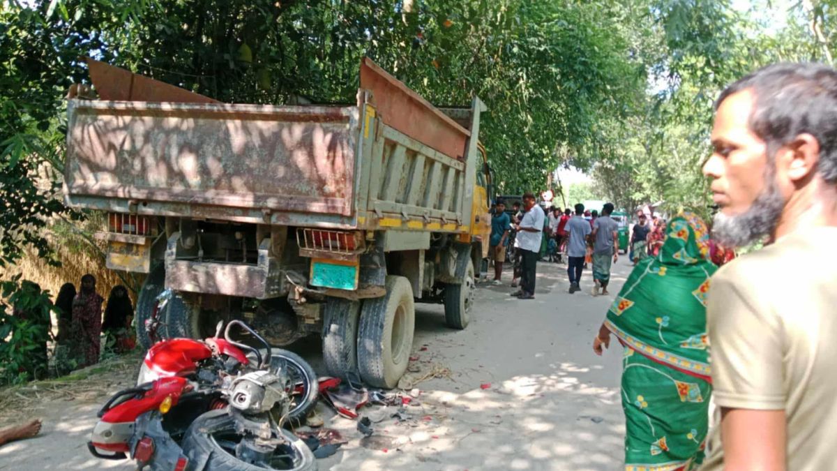 টাঙ্গাইলের গোপালপুরে দাঁড়িয়ে থাকা ট্রাকে ধাক্কা খেয়ে মোটরসাইকেল চালক নিহত হন। ছবি-রূপালী বাংলাদেশ