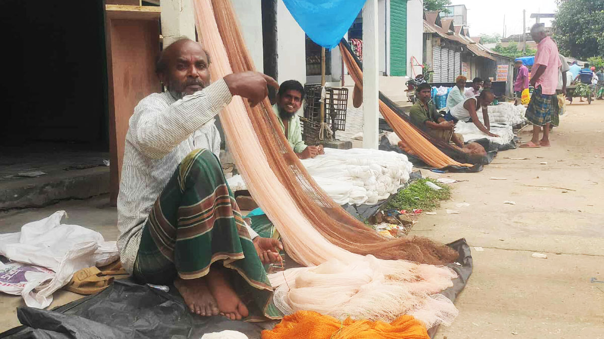গোপালপুর উপজেলার ঐতিহ্যবাহী জাল ব্যাবসা। ছবি- রূপালী বাংলাদেশ