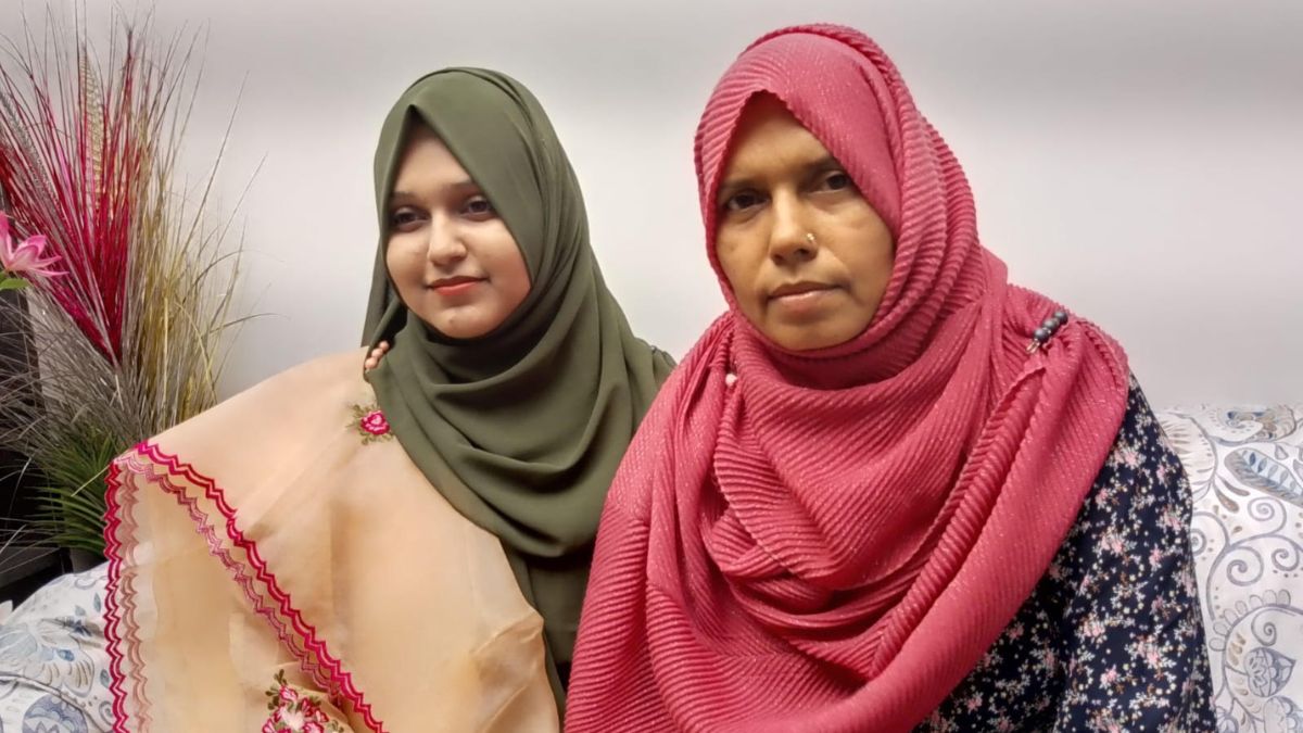 মায়ের সঙ্গে বাক ও শ্রবণ প্রতিবন্ধী শিক্ষার্থী জাইমা জারনাস তানিশা। ছবি- রূপালী বাংলাদেশ