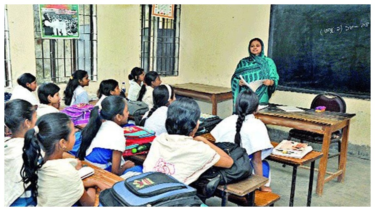 সরকারি প্রাথমিক বিদ্যালয়ে পাঠদানরত শিক্ষক। ছবি: সংগৃহীত