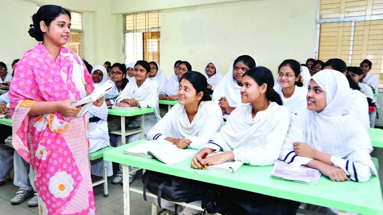 শ্রেণিকক্ষে শিক্ষার্থীদের সঙ্গে শিক্ষক। ছবি- সংগৃহীত