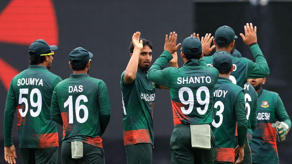 দুই ভাগে ভাগ হয়ে আগামীকাল আমিরাত যাচ্ছে বাংলাদেশ