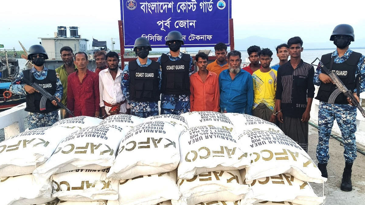 মিয়ানমারে পাচারকালে ৭৪২ বস্তা সারসহ ১১ জন আটক