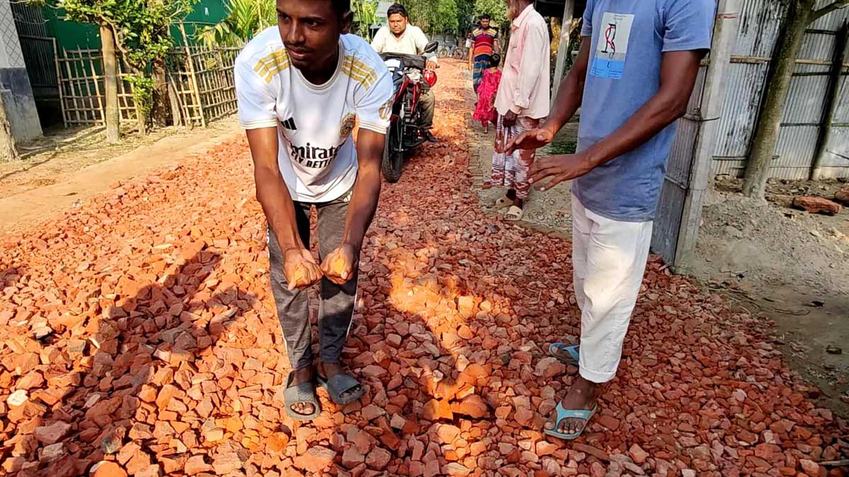 ঠাকুরগাঁওয়ে রাস্তা নির্মাণে নিম্নমানের খোয়া, ব্যবস্থা নেয়নি স্থানীয় সরকার
