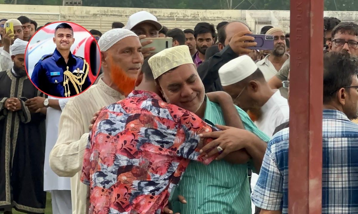 জড়িয়ে ধরে কাঁদছেন তৌকিরের বাবা ও চাচা। ছবি- রূপালী বাংলাদেশ