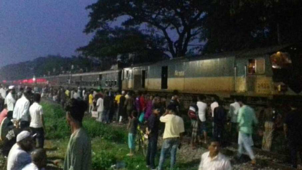 রেললাইনে আত্মহত্যার চেষ্টা নারীর, হার্ড ব্রেকে ট্রেনের ইঞ্জিন বিকল
