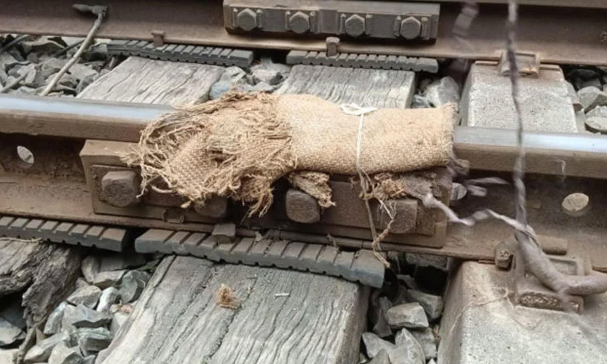 ভাঙা রেললাইনে পাটের বস্তা দিয়ে পার করা হলো চারটি ট্রেন