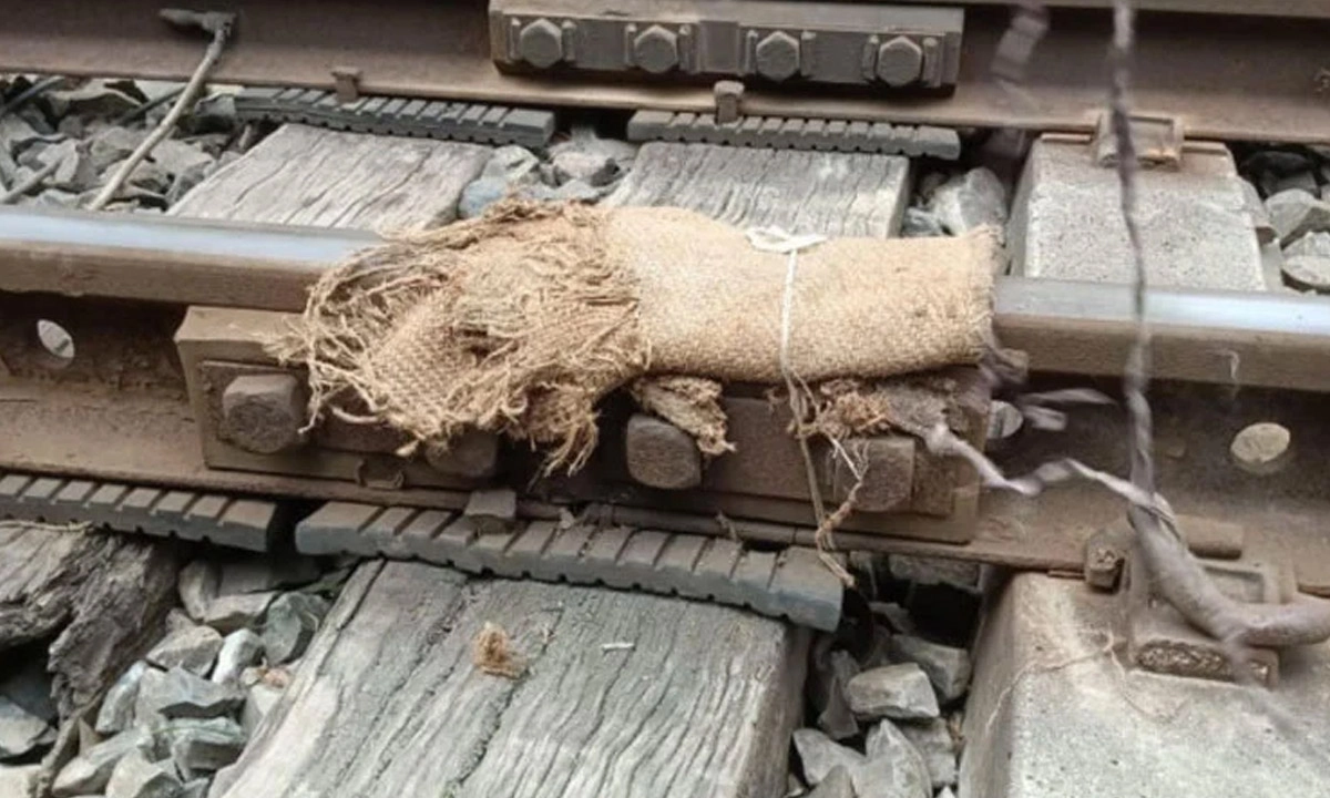 ভাঙা রেললাইনের ওপর পাটের বস্তা ।      ছবি- সংগৃহীত