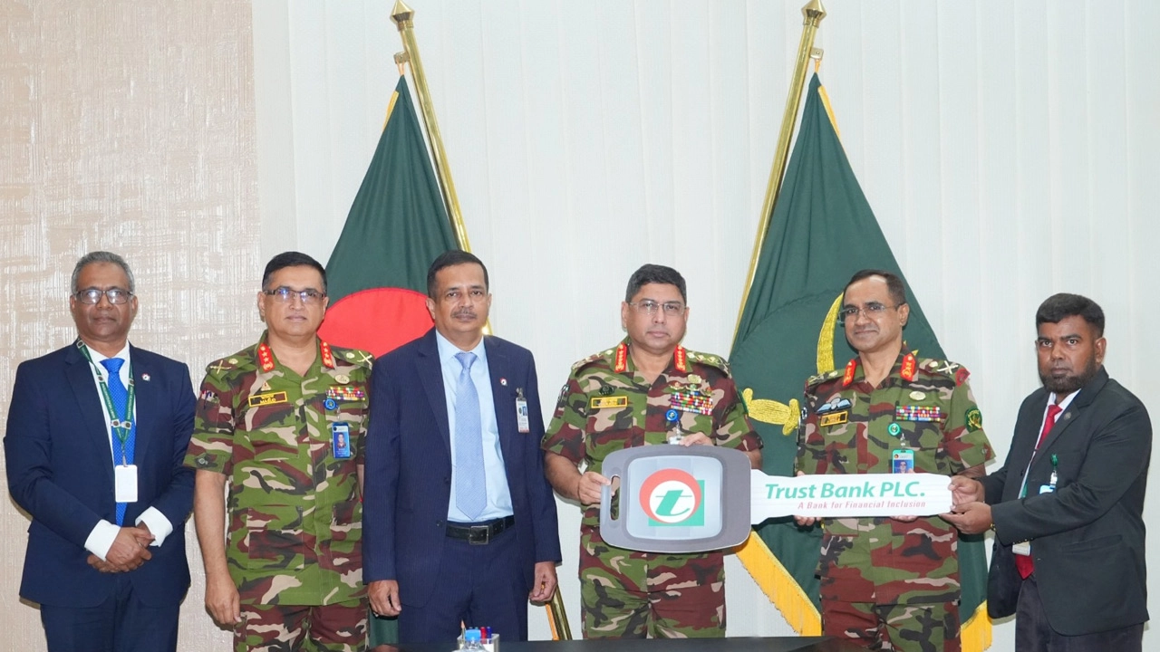 সেনাবাহিনী প্রধান জেনারেল ওয়াকার-উজ-জামান শিক্ষা প্রতিষ্ঠান দু’টির প্রতিনিধিদের হাতে বাস হস্তান্তর করেন। ছবি- রূপালী বাংলাদেশ