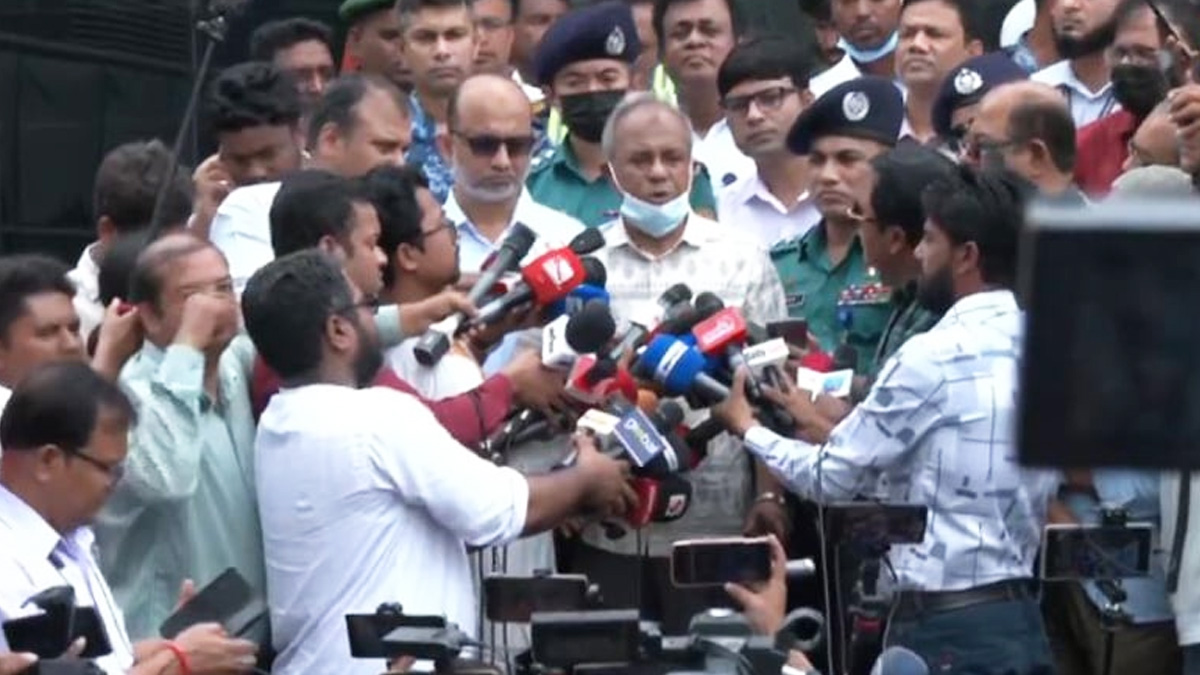 গণমাধ্যমকর্মীদের সঙ্গে আলাপকালে স্বরাষ্ট্র উপদেষ্টা অবসরপ্রাপ্ত লেফটেন্যান্ট জেনারেল জাহাঙ্গীর আলম চৌধুরী।      ছবি- রূপালী বাংলাদেশ