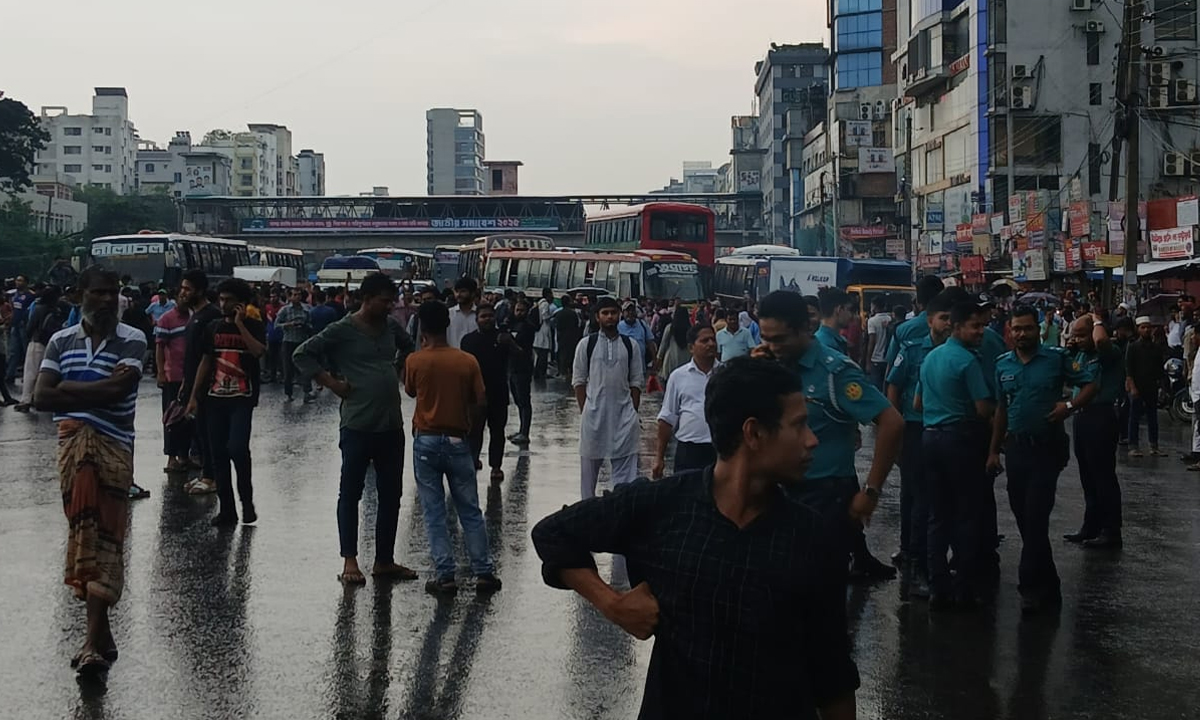 উত্তরায় ছাত্র-জনতার ব্লকেড। ছবি- রূপালী বাংলাদেশ