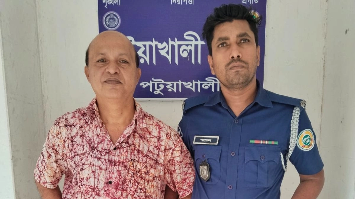 পটুয়াখালীতে জেলা আওয়ামী লীগের সাংগঠনিক সম্পাদক উজ্জ্বল বোসকে আটক করে পুলিশ। ছবি- রূপালী বাংলাদেশ