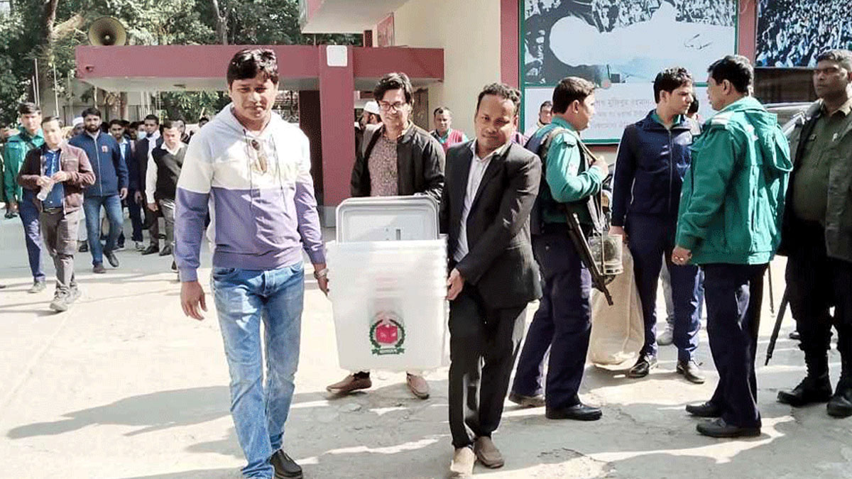 নির্বাচনি সরঞ্জাম যাচ্ছে কেন্দ্রে।   ছবি- সংগৃহীত
