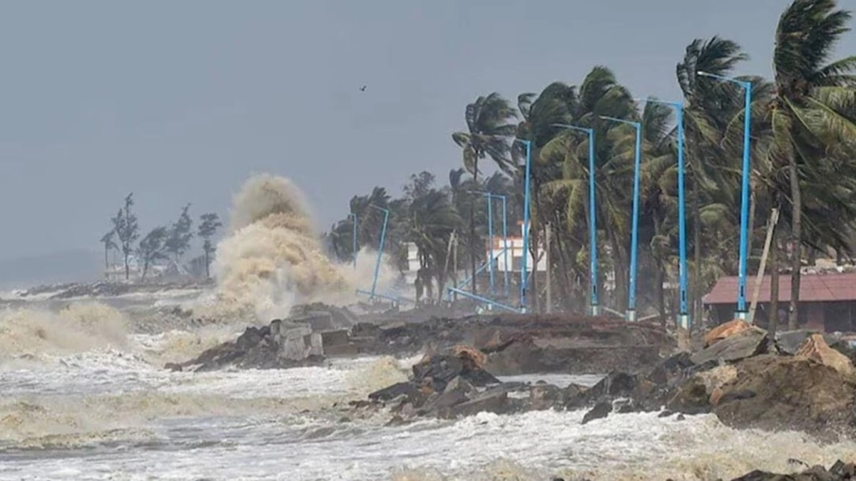 নিম্নচাপের প্রভাবে উপকূলে আছড়ে পড়ছে ঢেউ।ছবি- সংগৃহীত