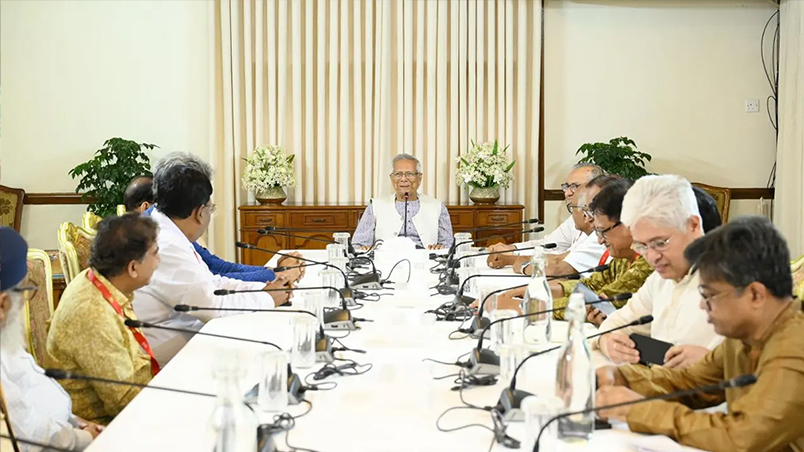 প্রধান উপদেষ্টার সঙ্গে রাজনৈতিক নেতারা।   ছবি- সংগৃহীত