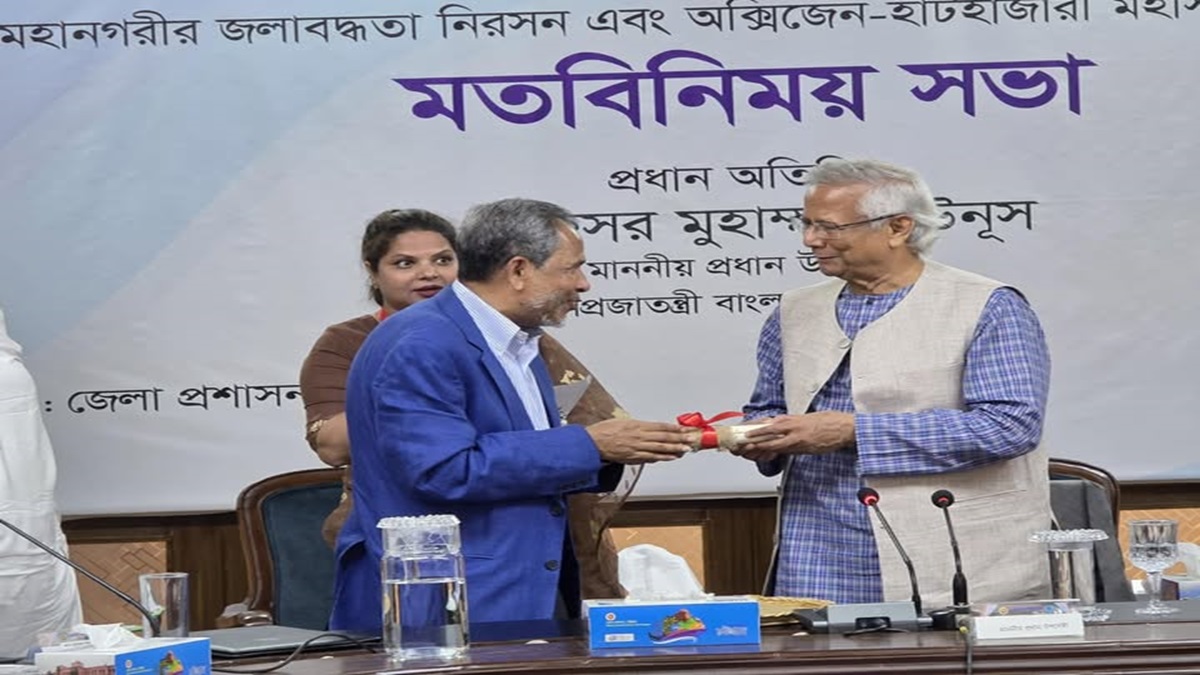 হাসপাতালের জমির দলিল হার্ট ফাউন্ডেশনের চেয়ারম্যান মোহাম্মদ আবদুস সালামের কাছে হস্তান্তর করেন অধ্যাপক ড. মুহাম্মদ ইউনূস। ছবি- সংগৃহীত